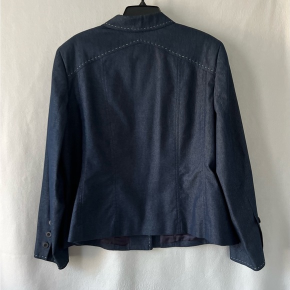 I.e. Woman’s Size 20W Denim Blue Blazer with white whipped Stitching. - Picture 8 of 13